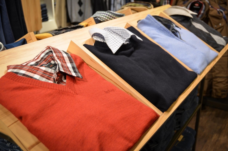 magasin-VARAGES-min_sweater_sweaters_shirts_exhibition_shop_shopping_shelf_buy-940699